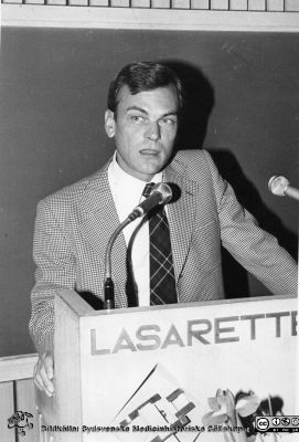 Docent Peter Nilsson-Ehle
Brun ringbunden mjuk pärm, kirurgiska kliniken i Lund. Docent Peter Nilsson-Ehle (klinisk kemi) i talarstolen i aulan på Universitetssjukhuset i Lund 1983 vid ett symposium om perifer kärlsjukdom. Han föreläste om lipoproteiner vid kärlsjukdom. Foto.

Nyckelord: Lasarettet;Lund;Universitetssjukhuset;USiL;Konferens;Kirurgisk;Klinik