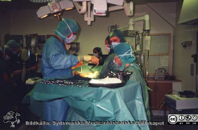 Estnisk gästkirurg opererar i Lund
Pärm Foton diverse, kir klin. Kaido Andres, Tartu, i operationssal i Lund 1996. Foto, monterat.
Nyckelord: Lasarettet;Lund;Universitetssjukhuset;USiL;Kirurgiska;Kliniken;Operationsavdelningen