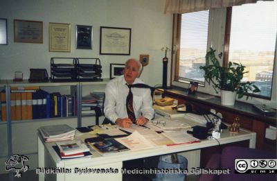 Professor Ingemar Ihse 1996
Pärm Foton diverse, kir klin Lund. Det som ser ut som en slips som fladdrar iväg är i själva verket en elegant skrivbordslampa på en slank lång arm.  Foto. Monterat.
Nyckelord: Lasarettet;Lund;Universitetssjukhuset;USiL;Kirurgiska;Kliniken