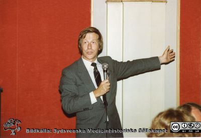 European Pancreatic Club 1991
Pärm Foton diverse kir klin Lund. Docent Åke Andrén-Sandberg talar på konferensbanketten på Grand Hotel i Lund. Foto, monterat.
Nyckelord: Lasarettet;Lund;Universitetssjukhuset;USiL;Kirurgiska;Kliniken;Konferens;Bankett;Fest