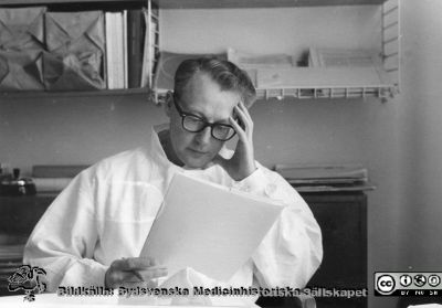 Lennart Andersson, blivande urologprofessor
Kir. Klin. Lund. Philip Sandbloms album, sammanställt 1970. Foto. Monterat
Nyckelord: Lasarettet;Lund;Universitetssjukhuset;Urologi;USiL;Kirurgiska;Klinken