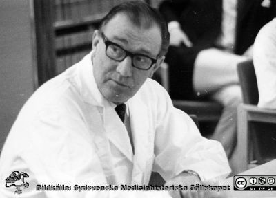 Urologen Gösta Jönsson
Kir. Klin. Lund. Philip Sandbloms album, sammanställt 1970. Gösta Jönsson, senare urologprofessori Lund. Foto. Monterat.
Nyckelord: Lasarettet;Lund;Universitetssjukhuset;USiL;Kirurgiska;Kliniken;Urologiska