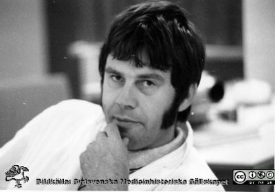 Johannes Vang
Kir. Klin. Lund. Philip Sandbloms album, sammanställt 1970. Johannes Vang, senare överläkare i Eksjö, ledande administratör i WHO (Regional Officer for Europe, ”Hospitals and other Institutions”, och slutligen professor i folkhälsovetenskap vid Linköpings universitet. Foto. Monterat.
Nyckelord: Lasarettet;Lund;Universitetssjukhuset;USiL;Kirurgiska;Kliniken