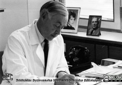 Narkosläkaren professor Eric "Nilla" Nilsson
Kir. Klin. Lund. Philip Sandbloms album, sammanställt 1970. Narkosläkaren professor Eric "Nilla" Nilsson. Foto. Monterat.
Nyckelord: Lasarettet;Lund;Universitetssjukhuset;USiL;Kirurgiska;Anestesiologiska;Kirurgiska;Narkos