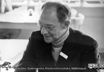 Göran Lundh
Kir. Klin. Lund. Philip Sandbloms album, sammanställt 1970. Överläkare, Södersjukhuset i Stockholm. Foto.Monterat.
Nyckelord: Lasarettet;Lund;Universitetssjukhuset;USiL;Kirurgiska;Kliniken