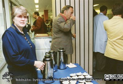Philip Sandblom-symposium 1993 i Lund
BMA Monica Radnell hjälper till med förfriskningar i pausen. Foto
Nyckelord: Kirurgiska;Kliniken;Lasarettet;Lund;Universitetssjukhuset;USiL;Symposium;Möte