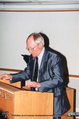 Sten Tibblin-symposium 1999 vid hans pensionering
Endokrinkirurgen Sten Tibblin själv i talarstolen. Foto.
Nyckelord: Lasarettet;Lund;Universitetssjukhuset;USiL;Kirurgiska;Kliniken;Symposium;Möte