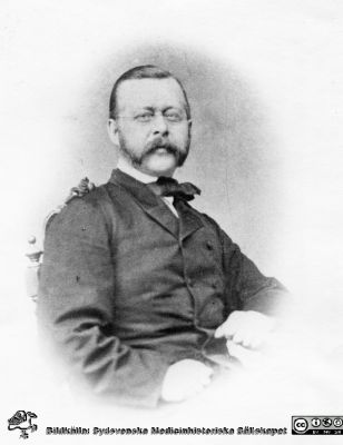 Profesdsor Carl Jakob Ask 1858
Kirurgiska kliniken i Lund. Disputationsfoton. Pärm nr 1. Reprofoto.
Nyckelord: Lasarettet;Lund;Universitetssjukhuset;USiL;Kirurgiska;Kliniken