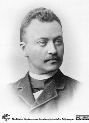 Jules Åkerman, disputerad i Lund 1889 på kirurgiska kliniken
Disputationsfoton, kirurgiska kliniken i Lund. Pärm nr 1. Åkerman, Jules. Född i Finja 12/9/1861. Studentexamen Lund 1880. Med. kand. Lund 1885. Med. lic. Lund 1888. Med. dr. Lund 1889.
Tjänstgöring i Lund: kir. o. obstetr. klin. aman. 1888, med. klin. aman. 1889, doc. i kirurgi 1890, kir. avd. underläk. 1891-1893. E.o. prof. i kirurgi vid Karol. Inst. 1895-1908, prof i kirurgi 1908-1926, 2:e överkirurg vid Seraf.-las. 1896-1916, överkirurg därstädes 1916-1926. Överläk. vid Riksförs.-anst. 1902-1934. Originalfoto.
Nyckelord: Lasarettet;Lund;Universitetssjukhuset;USiL;Kirurgiska;Kliniken