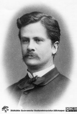 Gustav Naumann, disputerad på kirurgiska kliniken i Lund 1891
Disputationsfoton, kirurgiska kliniken i Lund. Pärm nr 1. Naumann, Gustav. Född i Lund 8/3/1846. Studentexamen Uppsala 1867. Med.filos.kand. 1869. Med.kand. 1873. Med.lic. vid Karolinska Inst. 1877. Med.dr. i Lund 1891. Överläkare vid allmänna och Sahlgrenska sjukhusets kirurgiska avdelning i Göteborg 1898-1911. Död 25/2/1925 i Stockholm. Originalfoto.
Nyckelord: Lasarettet;Lund;Universitetssjukhuset;USiL;Kirurgiska;Kliniken;Disputation