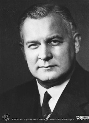Per Magnus Sjöstgröm, disputerad på kirurgiska kliniken i Lund 1937
Disputationsfoton, kirurgiska kliniken i Lund. Pärm nr 1.  Per Magnus Sjöström, disputerad 1937. Originalfoto.
Nyckelord: Lasarettet;Lund;Universitetssjukhuset;USiL;Kirurgiska;Kliniken;Disputation