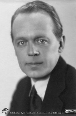 Nils Liedberg, disputerad på kirurgiska kliniken i Lund 1937
Disputationsfoton, kirurgiska kliniken i Lund. Pärm nr 1. Nils Liedberg, disputerad 1937. Originalfoto.
Nyckelord: Lasarettet;Lund;Universitetssjukhuset;USiL;Kirurgiska;Kliniken;Disputation