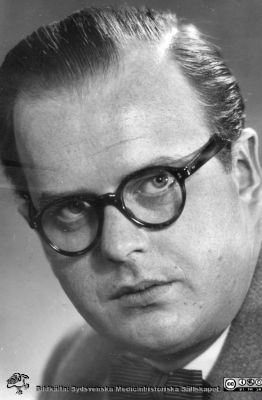 Lundakirurgen Bengt Zederfeldt
Disputationsfoton, kirurgiska kliniken i Lund. Pärm nr 1. Bengt Zederfeldt, disputerad 1959. Sedermera professor i kirurgi i Malmö. Originalfoto.
Nyckelord: Lasarettet;Lund;Universitetssjukhuset;USiL;Kirurgiska;Kliniken;Disputation