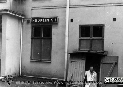 Hudkliniken I i Lund på 1960-talet
Ur yrkesdermatologen Sigfrid Fregerts bildsamling från hud- och könskliniken i Lund och från yrkesdermatologiska avdelningen i Lund. Docent Sigfrid Fregert på väg upp ur källaren på dåvarande Hudkliniken I på 1960-talet. Foto.
Nyckelord: Lasarettet;Lund;Universitetssjukhuset;USiL;Hud- och könsklinik;Dermatologisk;Venerologisk;Avdelning