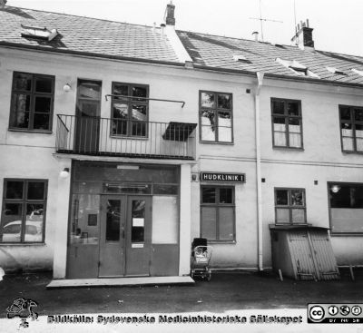 Hudkliniken I i Lund på 1960-talet
Ur yrkesdermatologen Sigfrid Fregerts bildsamling från hud- och könskliniken i Lund och från yrkesdermatologin i Lund. Hudklinikens fasad mot norr med huvudingång och källartrappa. Foto i slutet på 1960-talet. Huset var inte väl underhållet, för kliniken skulle snart flytta, vilket skedde 1972 när Lunds Universitet övertagit hela Södra Lasarettsområdet. Foto.
Nyckelord: Lasarettet;Lund;Universitetssjukhuset;USiL;Hud- och könsklinik;Dermatologisk;Venerologisk;Avdelning