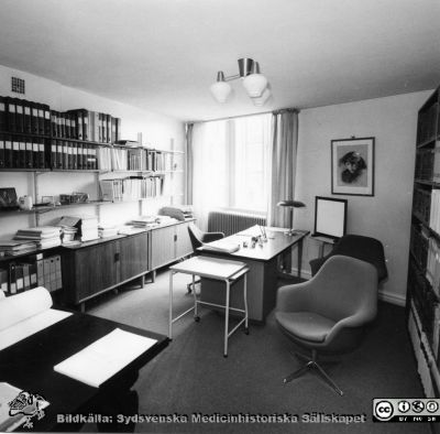 En läkar(?)expedition på hudkliniken i Lund på 1960-talet
Ur yrkesdermatologen Sigfrid Fregerts bildsamling från hud- och könskliniken i Lund och från yrkesdermatologiska avdelningen i Lund. En läkar(?)expedition på hudkliniken i Lund nära biblioteket, på 1960-talet. Foto.
Nyckelord: Lasarettet;Lund;Universitetssjukhuset;USiL;Hud- och könsklinik;Dermatologisk;Yrkesdermatologisk;Venerologisk