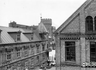 Utsikt från hudklinikens vindsfönster mot "Palais d'Ask" och AF-borgen på 1960-talet
Ur yrkesdermatologen Sigfrid Fregerts bildsamling från hud- och könskliniken i Lund och från yrkesdermatologiska avdelningen i Lund. Utsikt från hudklinikens vindsfönster mot "Palais d'Ask" och AF-borgen på 1960-talet. Något evenemang är tydligen på gång. Samma fototillfälle som bilderna SMHS_LA2016-318 och SMHS_LA2016-376. Från originalfoto.
Nyckelord: Lasarettet;Lund;Universitetssjukhuset;USiL;Hud- och könsklinik;Hud;Klinik;Dermatologisk;Venerologisk