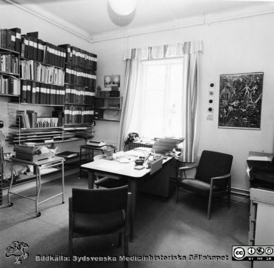 Sigfrid Fregerts expedition efter flytten till hudhuset 1972
Ur yrkesdermatologen Sigfrid Fregerts bildsamling från hud- och könskliniken i Lund och från yrkesdermatologiska avdelningen i Lund. Sigfrid Fregerts expedition efter flytten till hudhuset (1918 års medicinska klinik).  Från originalfoto.
Nyckelord: Lasarettet;Lund;Universitetssjukhuset;USiL;Hud- och könsklinik;Hud;Klinik;Dermatologisk;Venerologisk;Yrkesdermatologisk;Avdelning