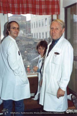 Avdelningen för klinisk kemi i Lund på 1980-talet.  Henrik Nihlén till vänster, Ingenjör Bertil Sandell till höger,sekr. Carin Knutsson i mitten
Bilder från Boel Ohlsson 1900-talets halva 2, avdelningen för klinisk kemi i Lund, foto nära 1984.  Henrik Nihlén till vänster, Ingenjör Bertil Sandell, sekr. Carin Knutsson i mitten.
Nyckelord: Lasarettet;Lund;Universitetssjukhuset;USiL;Avdelningen;Klinisk;Kemi;Laboratorium