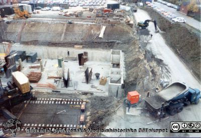 Avdelningen för klinisk kemi i Lund på 1980-talet. Början till F-blocket c:a 1984
Bilder från Boel Ohlsson 1900-talets halva 2, avdelningen för klinisk kemi i Lund. Bygget utanför lab (nya F-blocket) 1984-1985
Nyckelord: Lasarettet;Lund;Universitetssjukhuset;USiL;Klinisk;Kemi;Avdelningen;Laboratorium