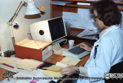 Avdelningen för klinisk kemi i Lund på 1980-talet. Sekreterare Inga-Lill vid sin stans
Från Boel Ohlsson 2016, Klin.kem. lab.  Lund, foto nära 1984. 	Inga-Lill vid sin stans
Nyckelord: Laboratorium;Lasarettet;Lund;Universitetssjukhuset;USiL;Klinisk;Kliniskt;Kemiska;Avdelningen