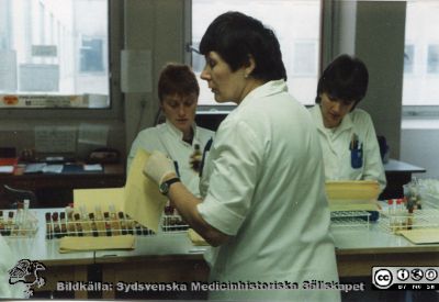 Avdelningen för klinisk kemi i Lund. Centrifugeringspersonal.
Från Boel Ohlsson 2016, Klin.kem. lab.  Lund, foto nära 1984. Centrifugeringspersonal Ann-Marie Rosengren, Lillemor Larsson, Ann-Margret Larsson
Nyckelord: Laboratorium;Lasarettet;Lund;Universitetssjukhuset;USiL;Klinisk;Kliniskt;Kemiska;Avdelningen