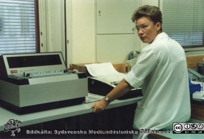 Avdelningen för klinisk kemi i Lund. Eva Lundin.
Från Boel Ohlsson, Klin.kem. lab 2016, foto nära 1984. Lund Eva Lundin
Nyckelord: Laboratorium;Lasarettet;Lund;Universitetssjukhuset;USiL;Klinisk;Kliniskt;Kemiska;Avdelningen