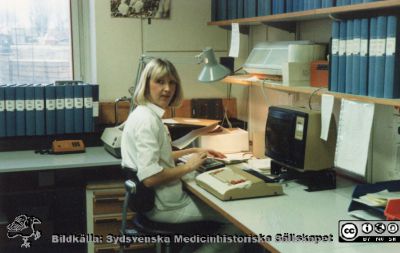 Avdelningen för klinisk kemi i Lund. Malou Thoft.
Från Boel Ohlsson 2016, Klin.kem. lab.  Lund, foto nära 1984. 	Malou Thoft
Nyckelord: Laboratorium;Lasarettet;Lund;Universitetssjukhuset;USiL;Klinisk;Kliniskt;Kemiska;Avdelningen