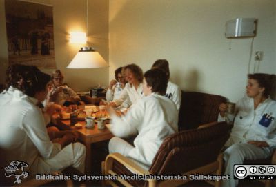Avdelningen för klinisk kemi i Lund. Kaffepaus.
Från Boel Ohlsson 2016, Klin.kem. lab.  Lund, tidigt 1990-tal.  	Lördagsfika i akutlabs kafferum, grupperna 2 + 5
Nyckelord: Lasarettet;Lund;Universitetssjukhuset;USiL;Klinisk;Kliniskt;Kemiska;Avdelningen