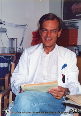 Avdelningen för klinisk kemi i Lund. Docent Peter Nilsson-Ehle. 
Från Boel Ohlsson 2016, Klin.kem. lab.  Lund, tidigt 1990-tal. Docent Peter Nilsson-Ehle
Nyckelord: Lasarettet;Lund;Universitetssjukhuset;USiL;Klinisk;Kliniskt;Kemiska;Avdelningen