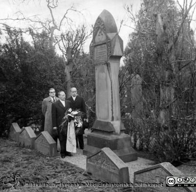 Akademiska Föreningens 125-årsdag  1/12 1955
Akademiska Föreningens 125-årsfest 1/12 1955. Kransnedläggning vid J.H. Thomanders grav.
Nyckelord: Jubileum;Kransnedläggning;Akademiska Föreningen i Lund;Lunds universitet;Kyrkogård