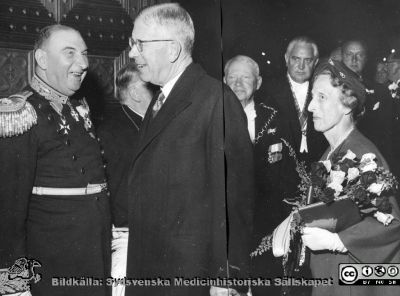 S:t Knutsgillenas 700-årsjubileum 7/9 1956
Kung Gustav Adolf i samspråk med Amtmand P.C. von Stemann, Bornholm. Bakom drottning Louise ses från vänster: Telegrafkommissarie Sandström (Landskrona), kommunalborgmästare Kristian Persson (Skanör), Bankdirektör. E.G. Cavallin (Lund).
Nyckelord: Knutsgille;Fest;Jubileum