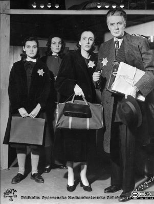 Ur "Anne Franks dagbok" 
Anne - Nadja Witzansky. Margot - Sonja Westerbergh.Fru Frank - Marianne Aminoff  Herr Frank - Frank Sundström  26/11 1956.
Nyckelord: Gästspel;Teater;Akademiska Föreningen i Lund;Lunds universitet