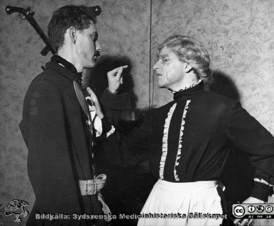 Karl XII den 1/12 1956
Fru Johansson: Yngve Plym-Forshell. En av bussarna: Sven Järpe (Roos).
Nyckelord: Lundaspex;Lunds universitet;Akademiska Föreningen i Lund