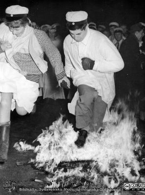 Lucia 13/12 1956 

Rituellt hopp över bålet på universitetsplatsen i Lundagård. Eva Falk, ? Frank Werneman, ?
Nyckelord: Luciafest;Västsvenska nationerna;Lundagård;Lunds universitet;Universitetsplatsen