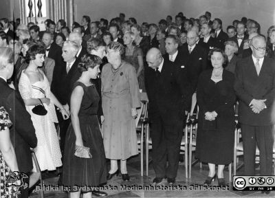 Hälsningsgillet 1955 på Akademiska Föreningen i Lund
Novitierna tågar in. I första raden av honoratiores från höger: Sigurd Hoel (högtidstalare) fru Eva Ljunggren, rector magnificus Ragnar Bergendal hälsar med en bugning, fru Lisa Weibull (Lauritz' fru) prof. Assar Hadding (vitt hår). Bildkälla AF:s arkiv i Lund, bilderbok 50, 1955.
Nyckelord: Gille;Lunds universitet