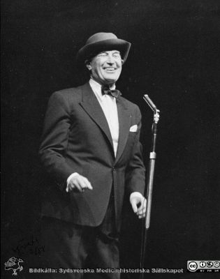 Maurice Chevalier på studentafton 12/2 1958
Maurice Chevalier var en välkänd fransk sångare och underhållare. Bildkälla Akademiska Föreningens arkiv, bilderbok 53.
Nyckelord: Akademiska Föreningen i Lund;Lunds universitet