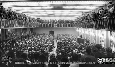 Protestmöte på AF i LUnd 9/4 1959 
9/4 1959  Protestmötet under mottot "Hotet mot universiteten" i Akademiska Föreningens stora sal. Bildkälla Akademiska Föreningens arkiv.
Nyckelord: Studentmöte;Stora salen;Akademiska föreningen;Lund;Lunds universitet;AF:s arkiv