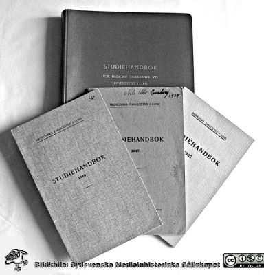 Studiehandböcker för medicine studernade i Lund 
Studiehandböcker för medicine studernade i Lund för åren 1§910, 1917, 1932 och dolt år. Bildkälla Håkan Westling-arkivet på UB i Lund
Nyckelord: Studiehandbok;Medicinska fakulteten;Lunds Universitet