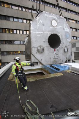 7-Tesla MR-maskinen i Lund sätts på plats i sin källare 2014
7-Tesla MR-maskinen i Lund sätts på plats i sin källare 2014.
Nyckelord: Magnetkamera;MR-kamera;Tesla;Lasarettet i Lund