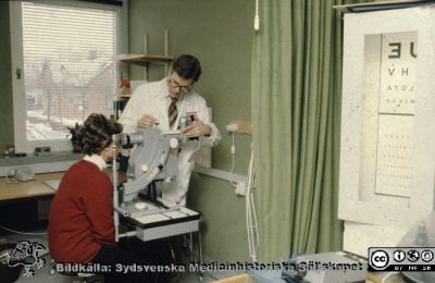Per-Olof Bitzén vid ögonbottenkameran på läkarstationen i Dalby 1981
Per-Olof Bitzén vid en ögonbottenkamera på distriktsläkarstationen i Dalby 1981. Kameran tillhörde Bo Bengtssons forskningsutrustning och när han inte själv fotograferade hade han lärt bl.a. Bitzén använda den f.f.a.för deras cirka 300 diabetespatienter, som därmed ej behövde resa in till ögonkliniken. Ögb.bilderna skickades sedan elektroniskt till ögonklin. för tolkning.
Nyckelord: Distriktsläkare;Dalby;Forskning;gonbotten;Kamera