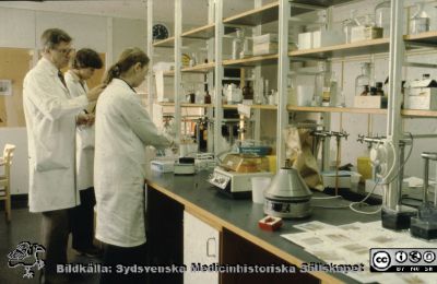 Från forskningslaboratoriet på distriktsläkarstationen i Dalby 1981
Per-Olof Bitzén i  forskningslab. på läkarstationen i Dalby där han själv,  forskn.assistenterna Marianne Bewe  och Elisabeth Elvander-Ståhl var verksamma med olika undersökningar av bl.a.deras diabetespatienter.
Nyckelord: Lund;Läkarstationen;Dalby;Distriktsläkare;Forskning;Lasarettet;Universitetssjukhuset;USiL