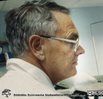 Docent Eric Lindstedt 1988
Docent Eric Lindstedt vid installationen av litotriptorn på urologiska kliniken i Lund 1988. Tekniker från leverantören eller avdelningen för medicinsk teknik i bakgrunden.
Nyckelord: Urologisk;Klinik;Universitetssjukhuset i Lund;USiL;Stenkross;Litotriptor