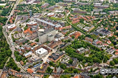 Universitetssjukhuset i Lund från sydväst. 
Flygfoto c:a 2012. Från "Ramprogram för sjukhusområdet och södra universitetsområdet", stadsbyggnadskontoret i Lund 2012.
Nyckelord: Lasarettet;Lund;Universitetssjukhuset;USiL;Flygfoto