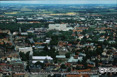 Centrala Lund och Lasarettet i Lund, från söder, c:a 1994
Flygfoto av centrala Lund och Lasarettet i Lund, från söder, c:a 1994. Domkyrkan och Stortorget i bildens nedre del
Nyckelord: Lund;Lasarettet;Domkyrkan;Universitetet;Skåneslätten;Flygfoto