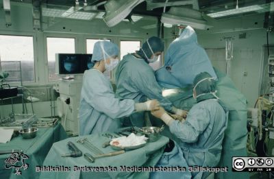 Ortopedisk operation på 1980- eller 1990-talet
Omärkt diabild, sjukhusfotograferna i Lund. 
Nyckelord: Lasarettet;Lund;Universitetssjukhuset;USiL;Ortopediska;Kliniken;Operation