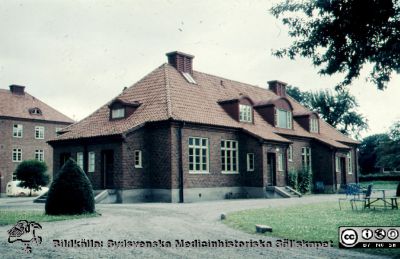 Paviljong tillhörig 1927 års epidemisjukhus i Lund 
Ur låda med blandade diabilder från sjukhusfotograferna i Lund, 1960 - 1990-talen.  Paviljong tillhörig dåvarande epidemisjukhuset i Lund, riven i början av 1960-talet. På platsen byggdes sedan lasarettets infektionsklinik. Byggnaden till vänster i bakgrunden revs inte utan användes senare för administration och företagshälsovård mm. Den står år 2022 ännu kvar
Nyckelord: Lasarett;Lund;Universitet;Universitetssjukhus;USiL;Epidemi;Infektion;Klinik;Epidemisjukhus