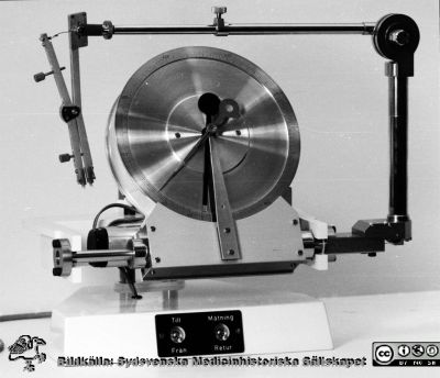 Apparat för mätning av hållfasthet i sår
Apparat för mätning av hållfasthet i sår, byggd på fysiologiska institutionens instrumentverkstad i Lund på 1950-talet och använd för studier av sårläkning på försöksdjur (ofta kaniner) av kirurgprofessorn Philip Sandblom och hans medarbetare. Bildkälla UB Lund 2020, H. Westlings arkiv.
Nyckelord: Fysiologisk institution;Instrument;Sårläkning;Kirurgisk;Medicinsk fakultet