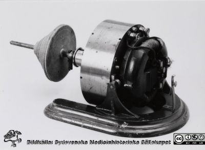 Elektrisk motor med remskiva med flera steg av olika dimensioner.
Gammalmodig elektrisk motor med remskiva med flera steg av olika diametrar. Från fysiologens verkstad i Lund. Gissningsvis från 1900-talets första halva.  Bildkälla UB Lund 2020, H. Westlings arkiv.
Nyckelord: Verkstad;Institutionen för fysiologi;Universitetet i Lund;Medicinska fakulteten