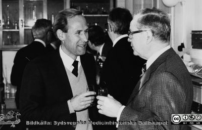 Docent Lars Malm i samspråk med Nils Johan Nilsson vid samkväm efter Nils Emmelins avskedsföreläsning 1979.
Dåvarande docenten Lars Malm (senare professor i öron-näsa-halssjukdomar i Malmö) i samspråk med professorn Nils Johan Nilsson, en gång amanuens hos Torsten Thunberg, senare professor i klinisk fysiologi i Göteborg (Östra sjukhuset). Foto: Olle Hammar 1979 i samband med Nils Emmelins avskedsföreläsning.  Bildkälla UB Lund 2020, H. Westlings arkiv. Publicerad på sidan 60 i Emmelin m.fl. (1997) "Fysiologi i Lund under 100 år”. Årsbok, Lunds universitetshistoriska sällskap.
Nyckelord: Samkväm;Fysiologisk institution;Universitetet i Lund;Medicinsk fakultet